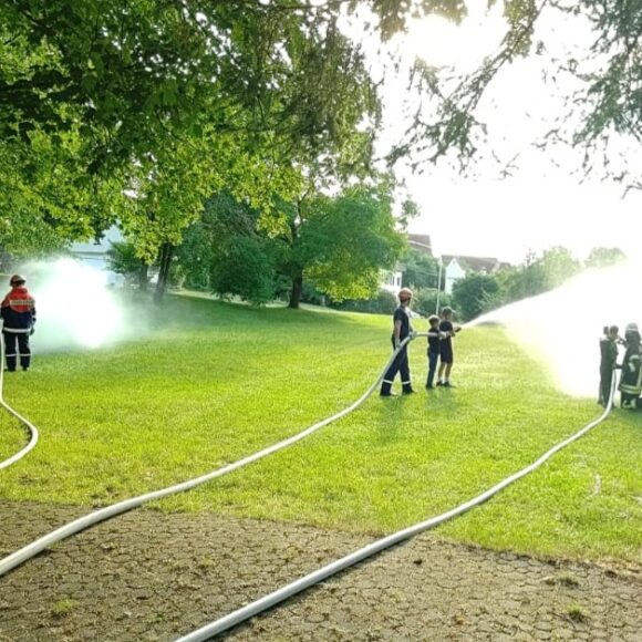 Besuch der Feuerwehr in der Jungschar Besuch der Feuerwehr in der Jungschar